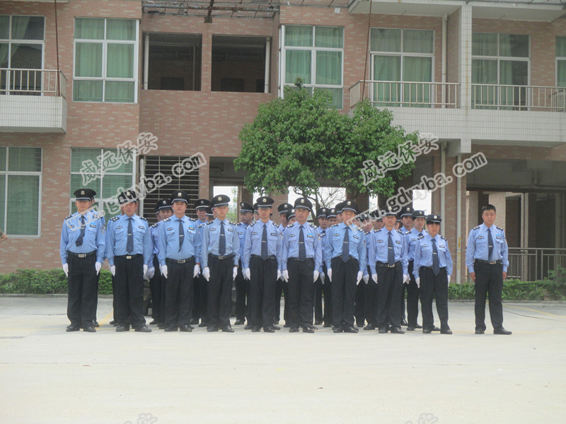 广场巡逻保安捡四万现金如数归还失主