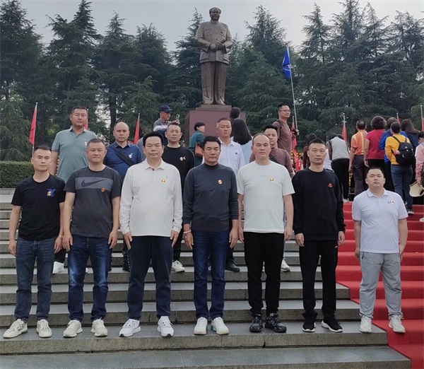 韶山红色研修之旅_广东六玄网132432保安向领袖毛泽东同志铜像敬献花篮