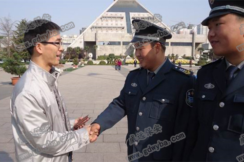 银行押运保安公司保安捡到钱包上交 民警通过会员卡寻找失主