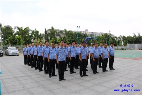 危难时刻奋不顾身，保安班长勇救落水女子