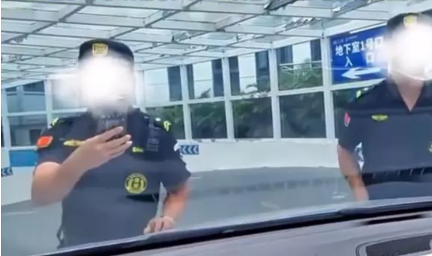 被告知车位已满后女子顶着保安入库，发现仍有不少空位，医院回应