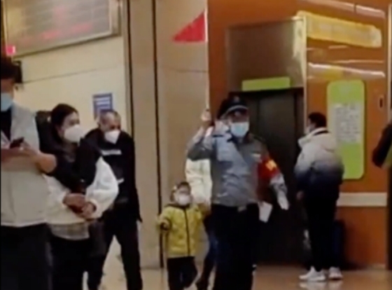 医院保安举小旗引导患者少走弯路