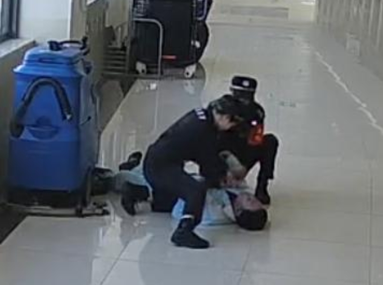 男子突发心梗，保安“教科书式”急救！5分钟救了一命