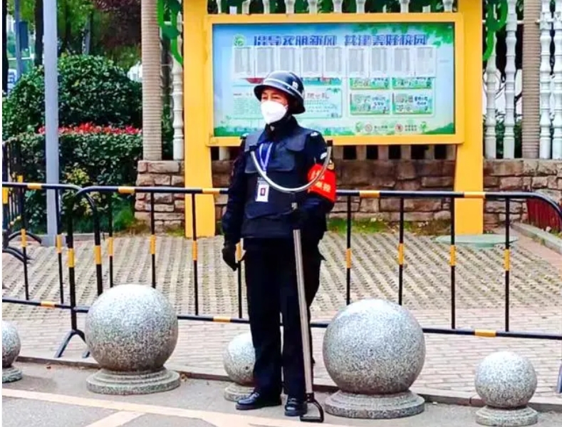 保安大姐上班护学站岗，下班穿着旗袍去“追梦”