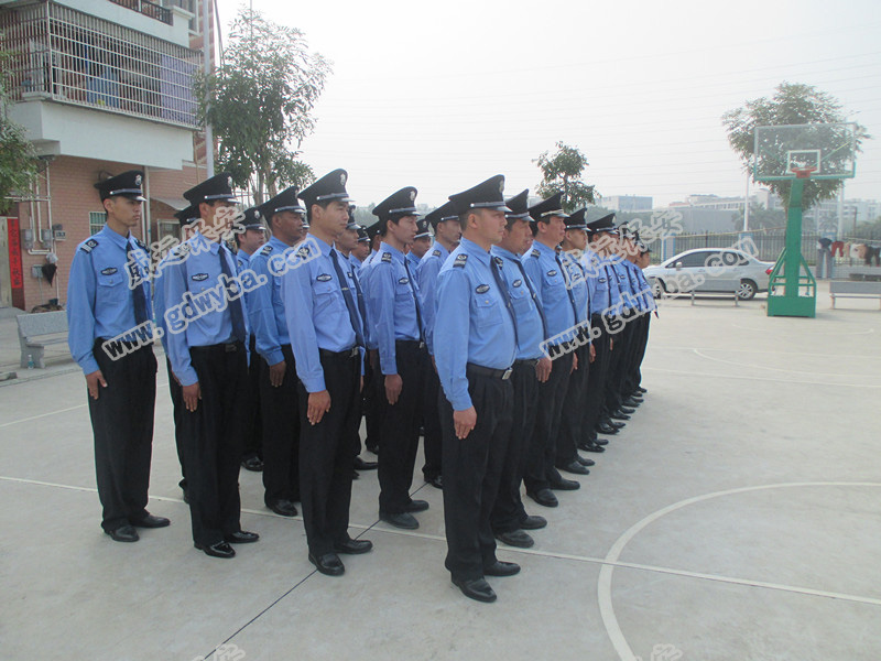 水泥罐车轮胎起火，公园保安提着灭火器前来救援